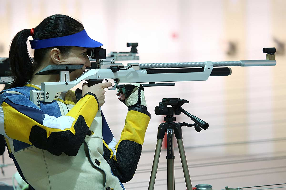 panthermedia_frau_luftgewehr_vladacanon